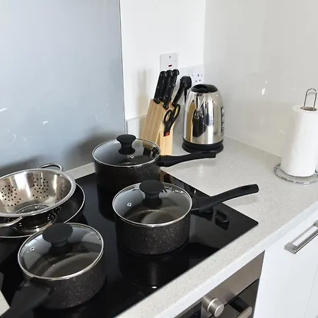 Fantastic 2 Dbl Bedroom Apt. Free Off-Road Parking Swindon Exterior photo