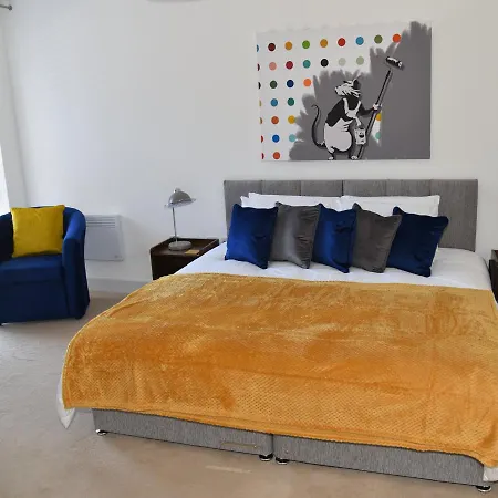 Fantastic 2 Dbl Bedroom Apt. Free Off-Road Parking Swindon Exterior photo