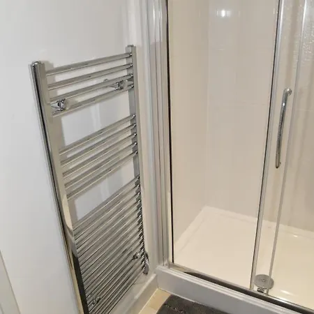 Fantastic 2 Dbl Bedroom Apt. Free Off-Road Parking Swindon Exterior photo
