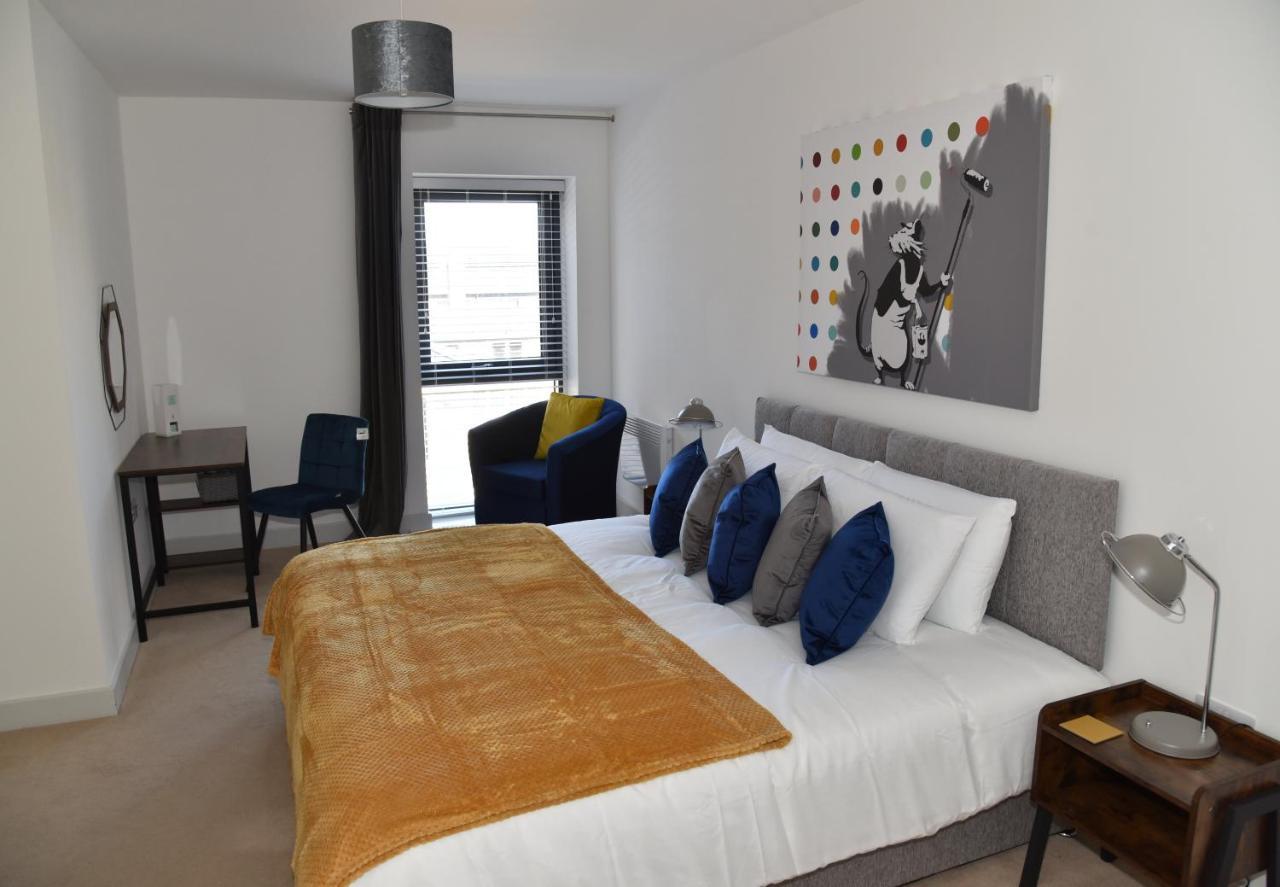 Fantastic 2 Dbl Bedroom Apt. Free Off-road Parking Apartment