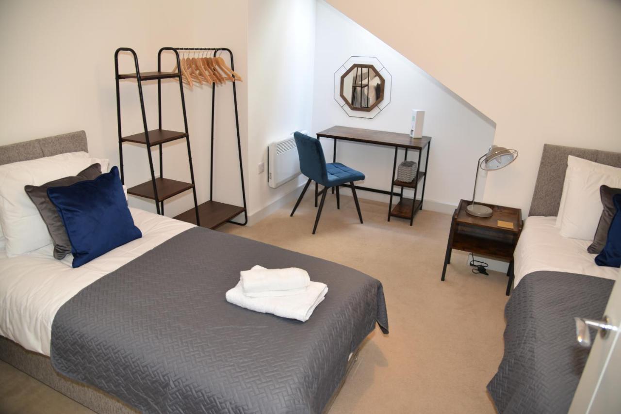 Fantastic 2 Dbl Bedroom Apt. Free Off-road Parking Apartment Swindon
