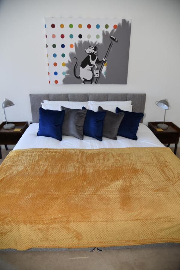 Fantastic 2 Dbl Bedroom Apt. Free Off-road Parking Apartment *