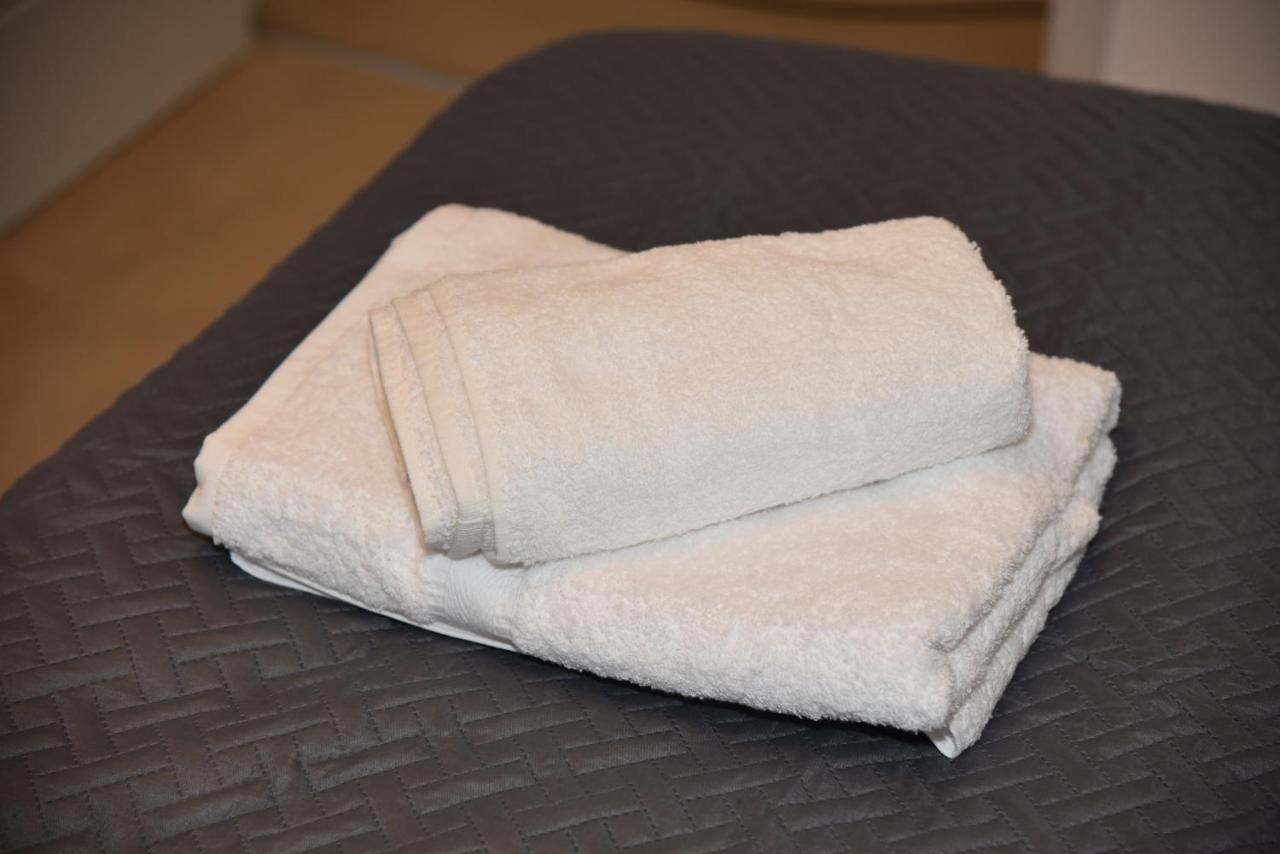 Fantastic 2 Dbl Bedroom Apt. Free Off-road Parking Apartment Swindon