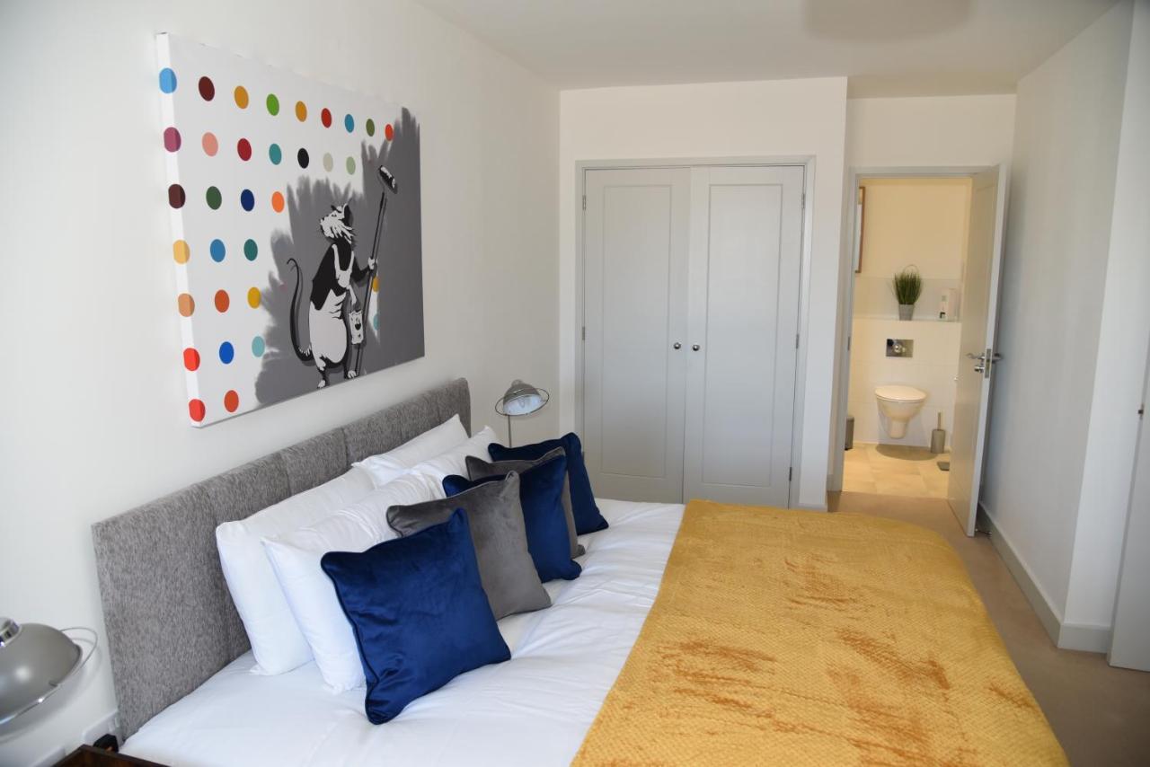 Fantastic 2 Dbl Bedroom Apt. Free Off-road Parking Apartment *